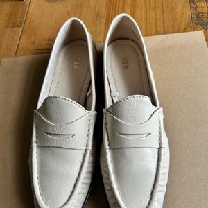 Zara Women's Off-White Loafers